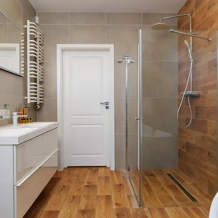 Exclusive Townhouse Maciejki With Garden And Terrace Near Warsaw בית נופש