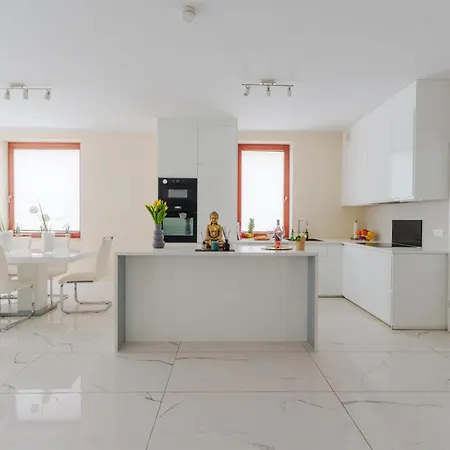 Exclusive Townhouse Maciejki With Garden And Terrace Near Warsaw בית נופש